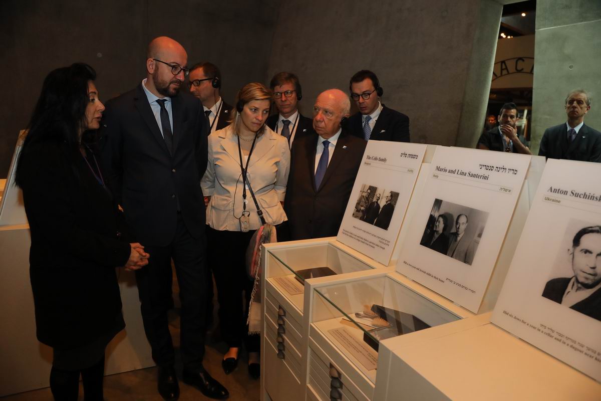 ראש ממשלת בלגיה שארל מישל במוזיאון יד ושם לתולדות השואה, בתצוגה על חסידי אומות העולם